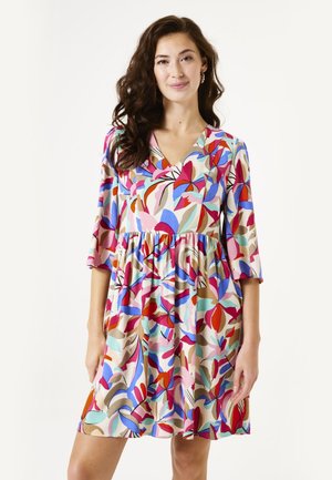 Korte mouwen jurk met een V-hals, featuring een kleurrijk bloemenpatroon in roze, rood, blauw en beige. Uitlopende rok, lichtgewicht stof.