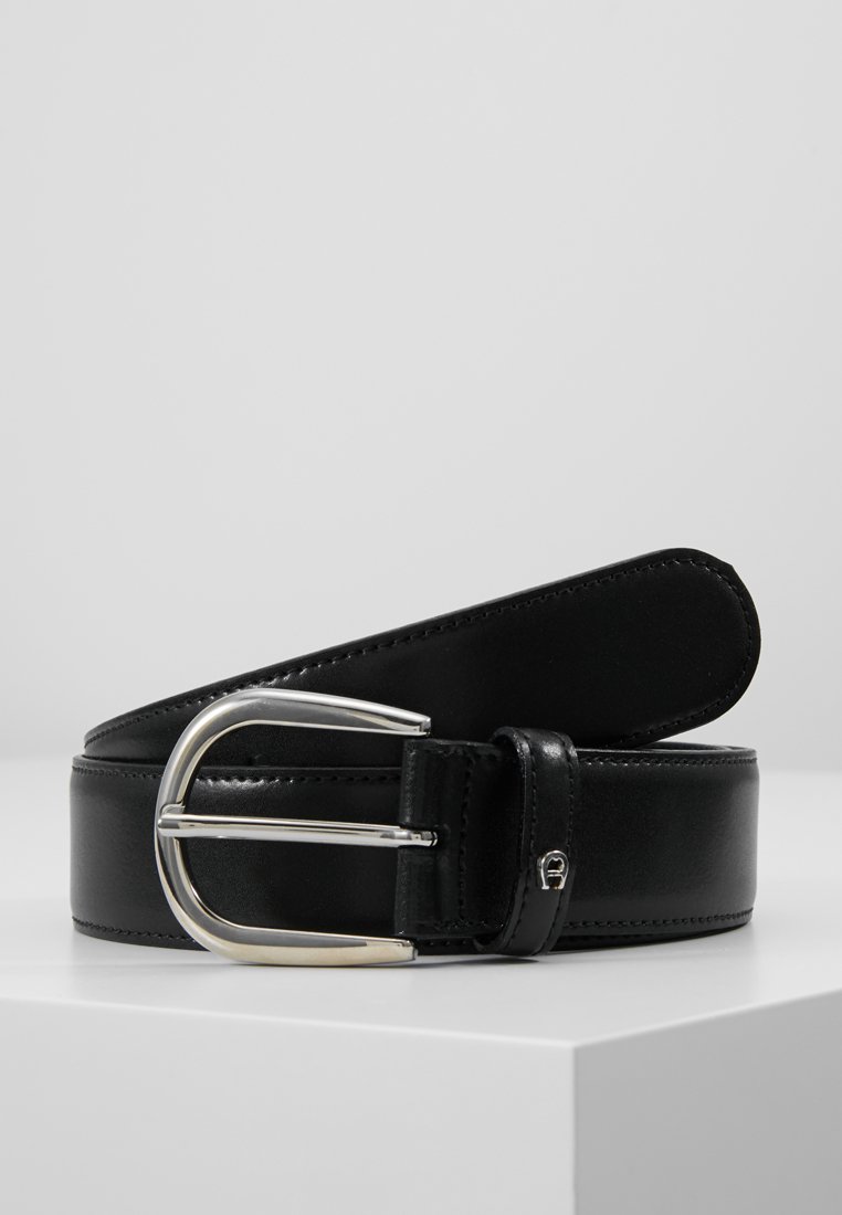 Cintura in pelle nera con finitura liscia, fibbia metallica argentata e design tradizionale. Presenta cuciture lungo i bordi.