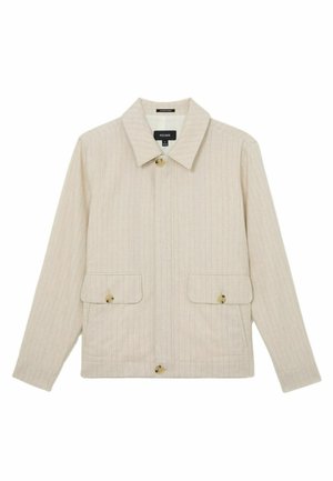 Beżowa marynarka w prążki z szerokim kołnierzem, trzema dużymi guzikami i dwoma kieszeniami z patkami z guzikami z przodu.