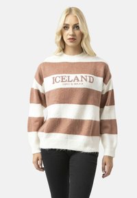 Gestreepte trui van zacht, pluizig materiaal in wit en lichtbruin met "ICELAND" geborduurd op de borst. Relaxte pasvorm.