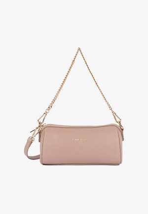 Petit sac à main rectangulaire en cuir rose blush avec bandoulière chaîne dorée et fermeture éclair.