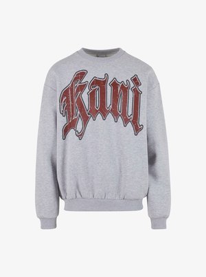 Grauer Pullover mit langen Ärmeln und gerippten Bündchen, der auf der Vorderseite einen großen roten Grafikdruck mit dem Wort "Kani" zeigt.
