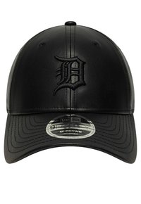 Cappello in pelle nera con una corona arrotondata, caratterizzato da una finitura testurizzata e un logo 'D' ricamato. Include una visiera curvata e una parte posteriore regolabile.