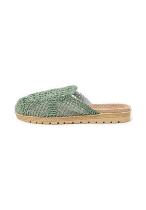Sandalia sin cierre con parte superior de punto verde, suela acolchada beige y talón abierto, diseñada para uso casual.