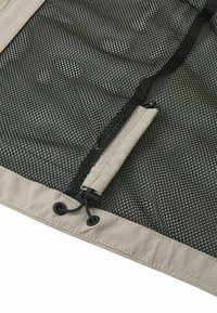 Tissu en maille noire avec bords synthétiques beiges, doté d'une fermeture éclair et d'un cordon réglable, conçu pour la ventilation et une utilisation légère.