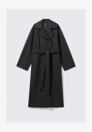 Manteau trench noir en laine avec un col cranté, design double boutonnage, poches latérales et ceinture en tissu. Texture lisse, manches longues.