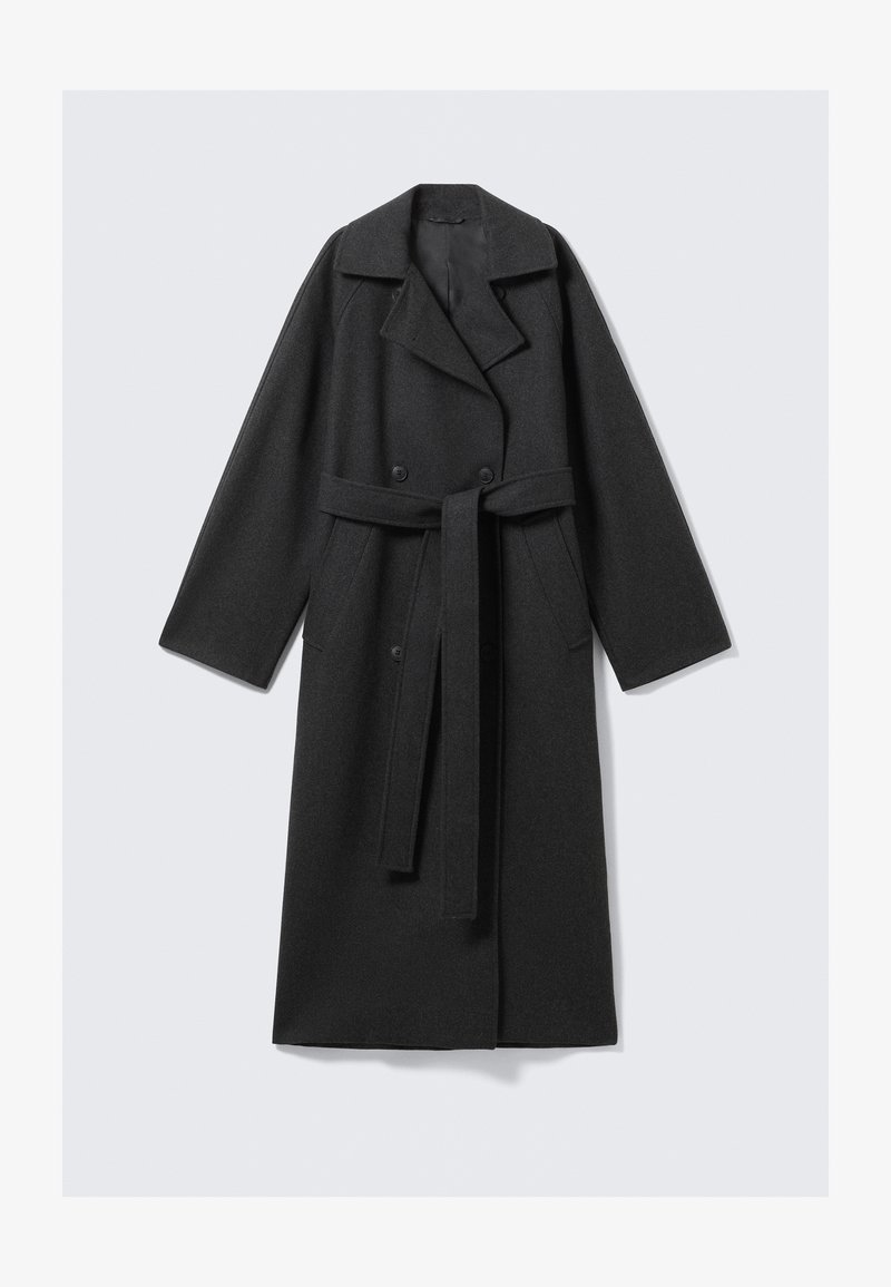 Sort uld trenchcoat med en reverskrave, dobbeltknaplukning, sidelommer og et bælte i stof. Glat tekstur, lange ærmer.