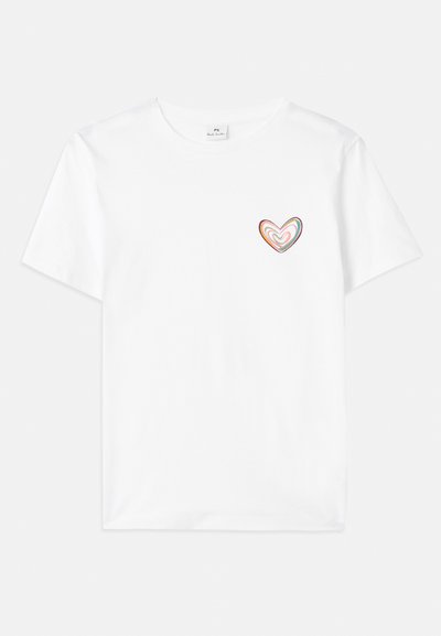 Hvit bomull T-skjorte med et flerfarget hjerte-design på venstre bryst. Korte ermer og en klassisk rund hals.