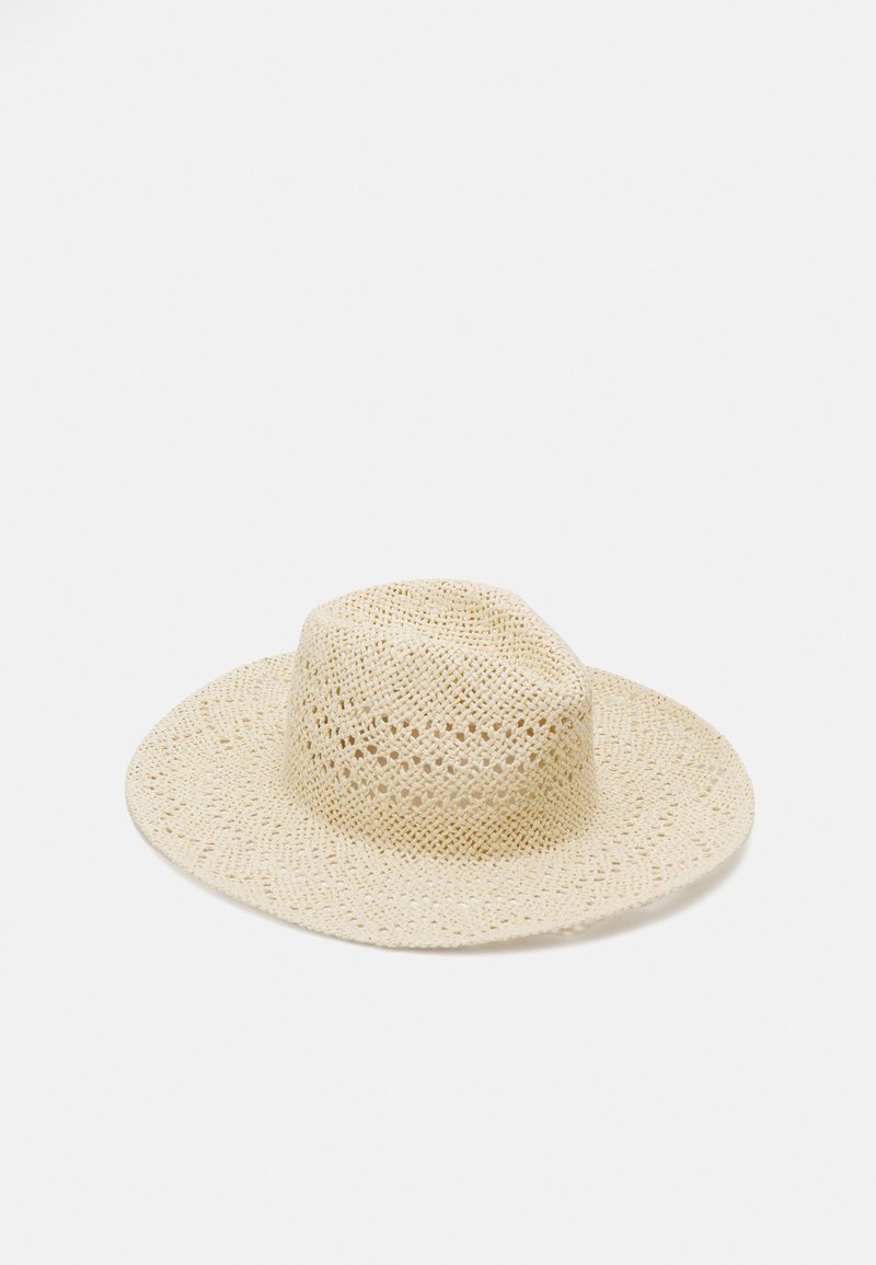 Sombrero de paja de ala ancha en beige claro, con una textura tejida que presenta patrones abiertos y una corona redondeada para ventilación.