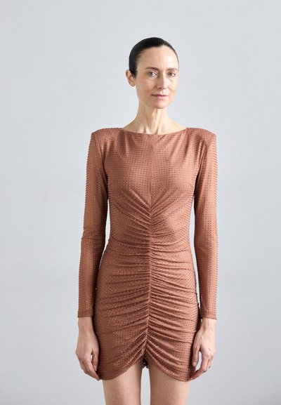 Hnědé šaty s dlouhým rukávem, které mají řasený design, zdobený tečkovaný vzor a přiléhavý střih. Hladká textura, délka do poloviny stehna.