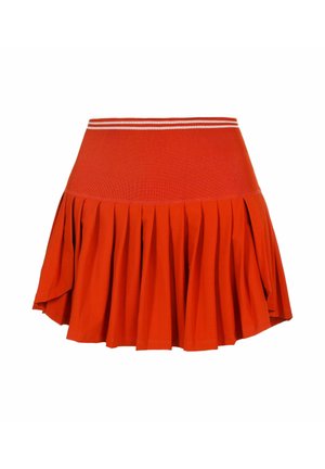 Fel oranje geplooide rok met brede geribde tailleband met twee dunne witte strepen aan de bovenkant, uitvloeiend naar buiten.