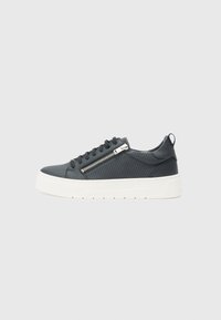 Schwarze Sneaker mit strukturiertem Obermaterial, weißer Sohle und einem Reißverschluss an der Seite. Verfügt über traditionelle Schnürung und eine Ziehhilfe an der Ferse.