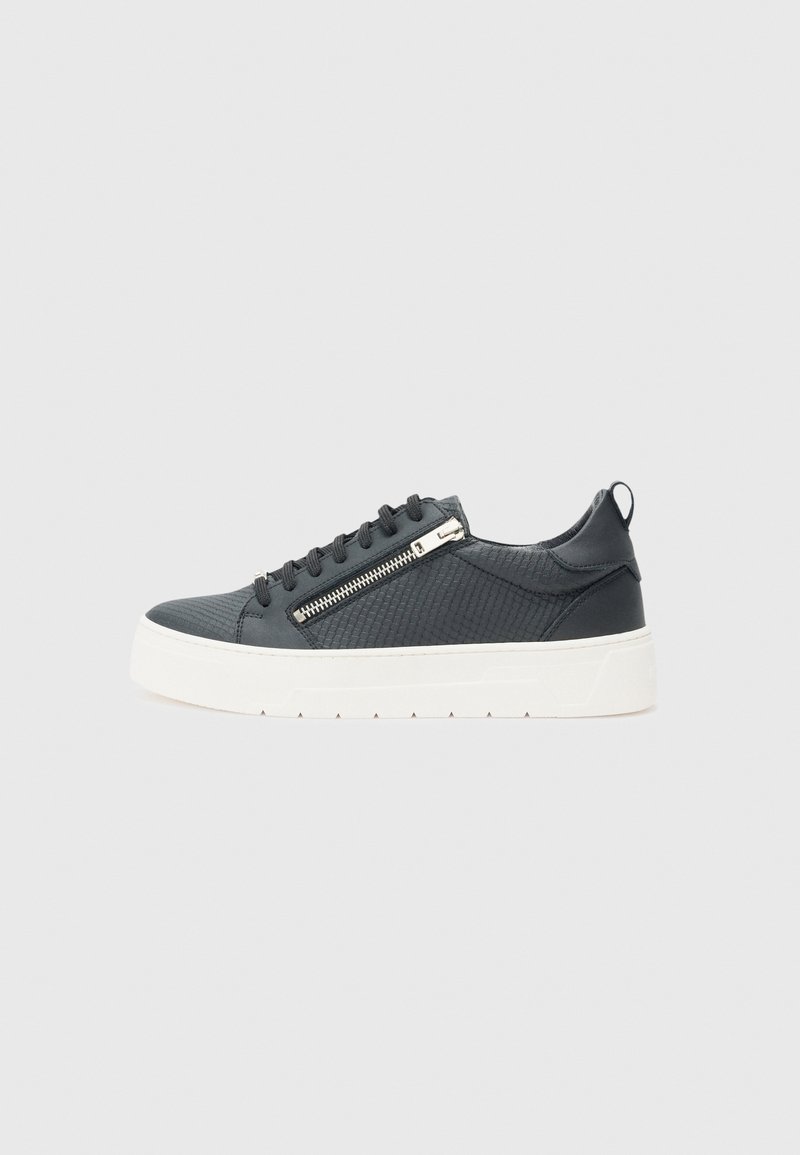 Schwarze Sneaker mit strukturiertem Obermaterial, weißer Sohle und einem Reißverschluss an der Seite. Verfügt über traditionelle Schnürung und eine Ziehhilfe an der Ferse.