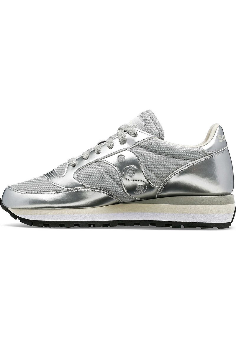 Scarpa sportiva argentata con una finitura metallica. Presenta un design a materiali misti di tessuto e sintetico, e una suola in gomma. Chiusura classica con lacci.