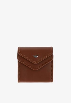 Portefeuille en cuir marron avec fermeture à double rabat et couture visible, avec un petit emblème métallique au centre du rabat supérieur.