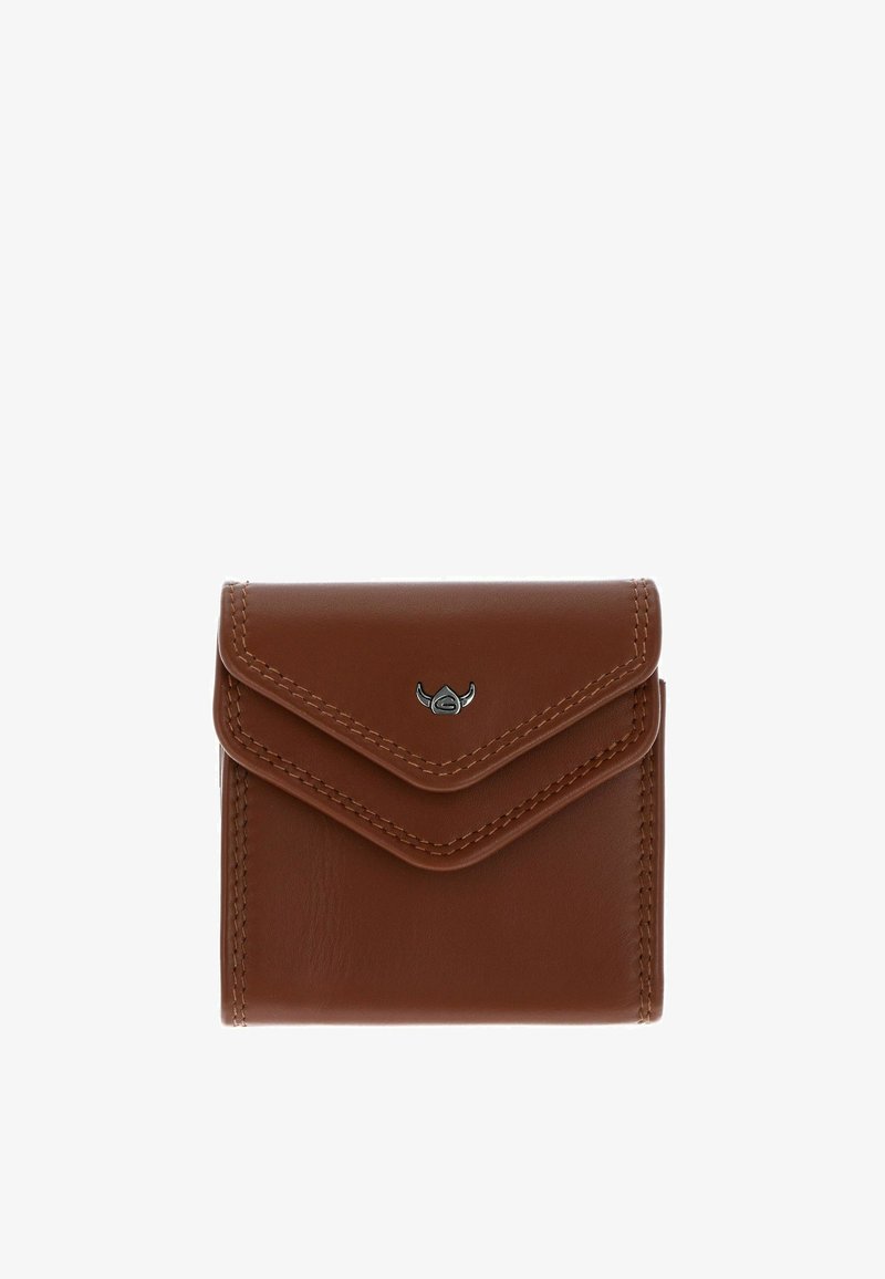 Portefeuille en cuir marron avec fermeture à double rabat et couture visible, avec un petit emblème métallique au centre du rabat supérieur.