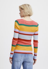 Ce haut à manches longues côtelé présente des rayures horizontales en jaune, rose, vert, violet et rouge ; il a un col rond et une coupe ajustée.
