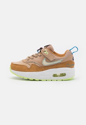 Tan og brune Nike Air Max sneakers med blå accenter, limegrøn sål, snørebånd og velcro-detalje, hvid mellemsål med synlig luftenhed.