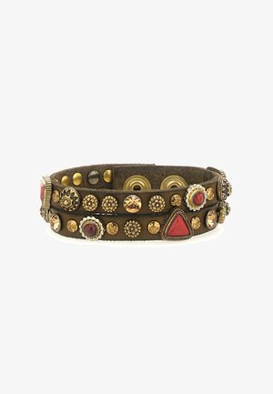 Bracciale in pelle marrone con pietre colorate rotonde e triangolari, borchie decorative e dettagli metallici. Chiusura con bottoni a pressione.