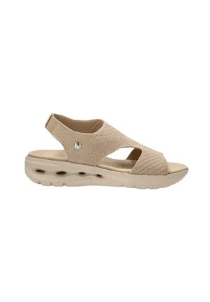 Sandalia beige con parte superior de tejido trenzado, diseño de punta abierta, tirante elástico en la parte posterior y suela acolchada y texturizada con agujeros de ventilación.