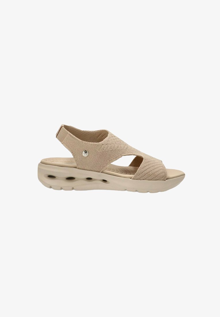 Sandalia beige con parte superior de tejido trenzado, diseño de punta abierta, tirante elástico en la parte posterior y suela acolchada y texturizada con agujeros de ventilación.