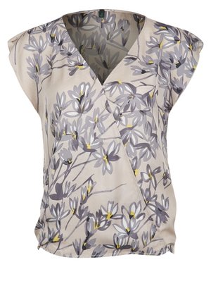 Blouse beige sans manches avec motif floral gris et jaune, col en V et ourlet légèrement froncé.