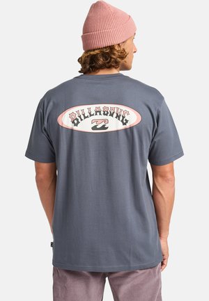 Grå kortærmet t-shirt med et stort, cirkulært Billabong-logo i pink og sort på ryggen. Blødt stof med en standard pasform.