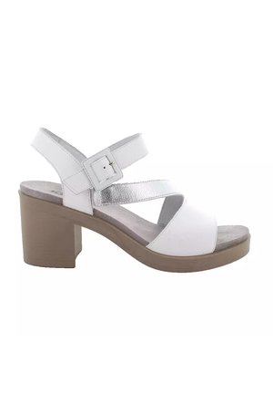 Sandali con tacco bianco caratterizzati da un tacco a blocco, due fascette larghe, un accento metallico silver e una soletta grigia strutturata. Chiusura con fibbia regolabile.