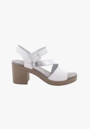 Sandali con tacco bianco caratterizzati da un tacco a blocco, due fascette larghe, un accento metallico silver e una soletta grigia strutturata. Chiusura con fibbia regolabile.