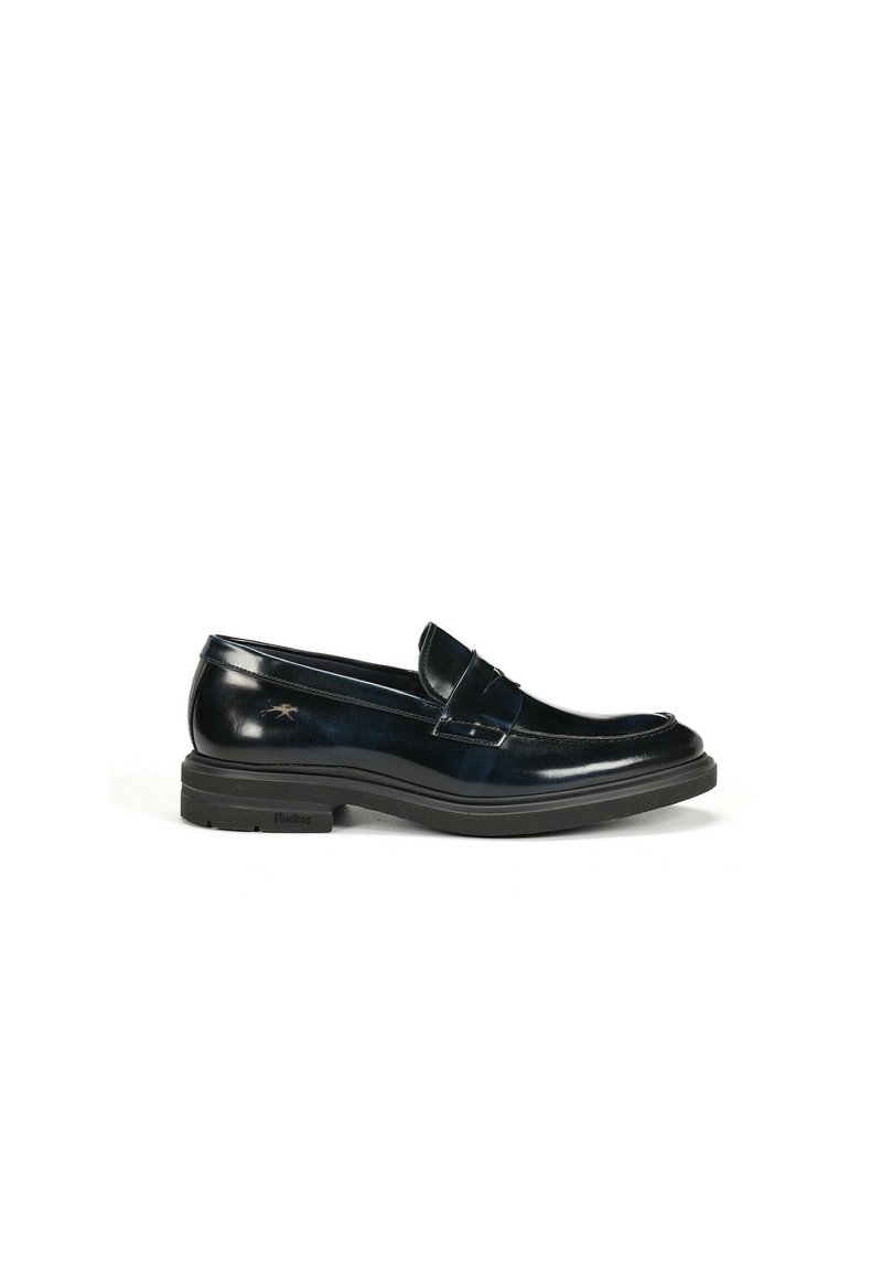 Mocassino in pelle blu navy con una finitura liscia e lucida, dettaglio della fascia penny e suola in gomma; design semplice senza decorazioni.
