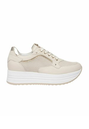 Sneaker beige con pannelli in rete e pelle liscia, una soletta bianca e dettagli metallici. Punta rotonda e design con lacci.