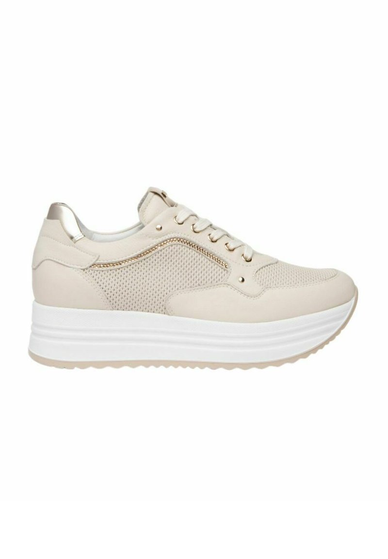 Sneaker beige con pannelli in rete e pelle liscia, una soletta bianca e dettagli metallici. Punta rotonda e design con lacci.