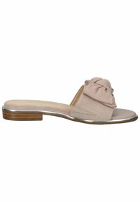 Tongs plates en beige avec une partie supérieure en tissu noué doux, des contours argentés autour de la semelle, et un petit talon en bois.