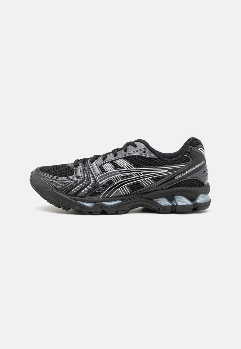 Chaussure de course athlétique noire et grise avec tige en mesh, semelle coussinée et fermeture à lacets sur fond blanc uni.