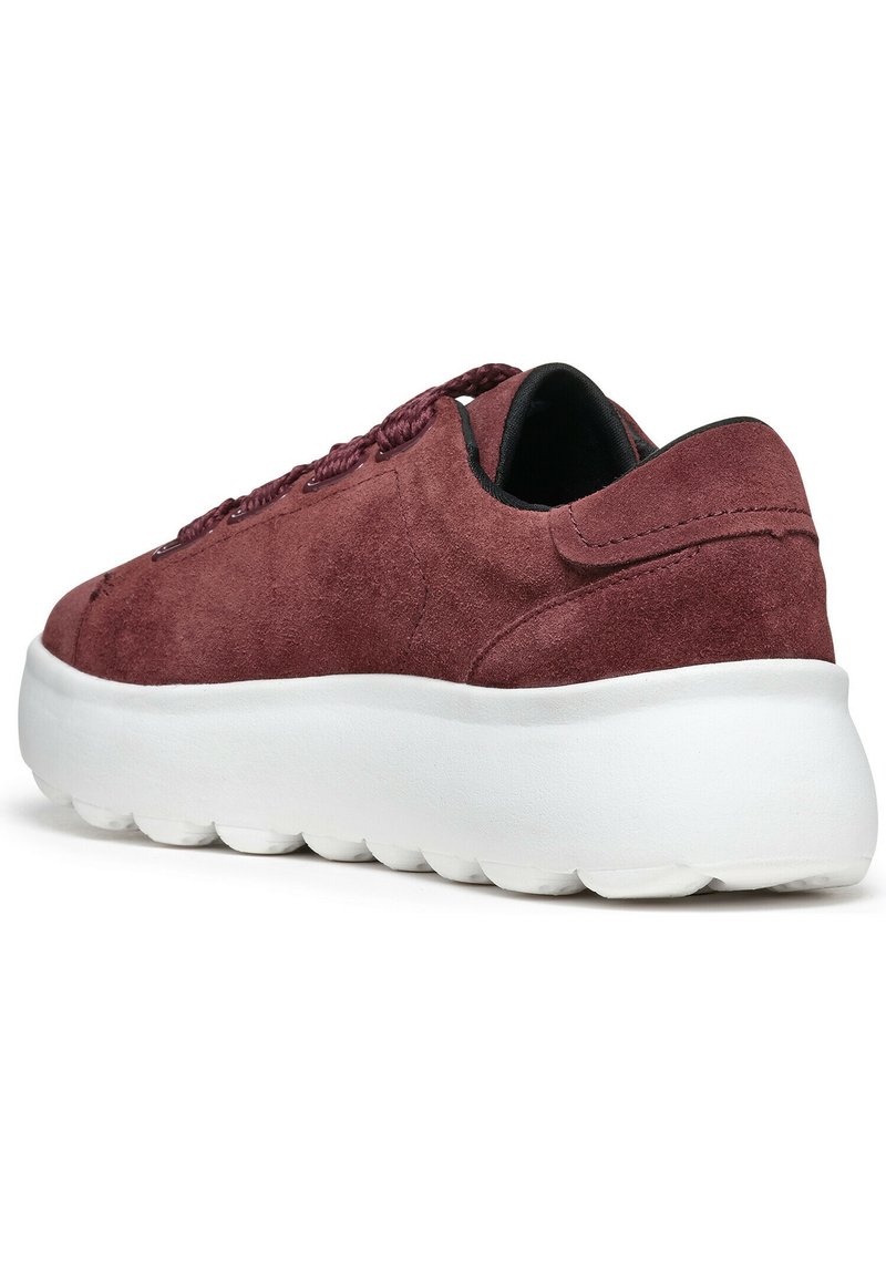 Bordeaux suède sneaker met een dikke witte zool, ronde vorm en gevlochten veters. Heeft een glad, gestructureerd oppervlak met minimale accenten.