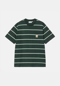 Camiseta de rayas verdes hecha de algodón. Presenta rayas horizontales blancas, un bolsillo en el pecho y un pequeño parche de logo. Mangas cortas y cuello redondo.