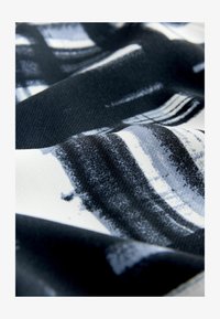 Niewybrane, black white check