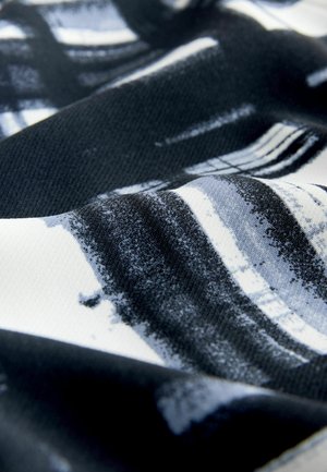 Tekstilinis audinys su abstrakčiais juodais ir baltais šepetėlių raštais, pasižymi glotna tekstūra ir tamsių bei šviesių tonų deriniu.