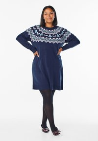 Marineblå strikket sweaterkjole med mønstret yoke, der har hvide, lyserøde og blå designs. Lange ærmer og en afslappet pasform.