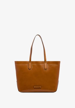 Borsa a tracolla in pelle marrone con doppie cinghie e una piccola targhetta rettangolare dorata con logo, posizionata centralmente vicino al fondo.