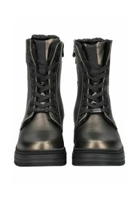 Bottines en cuir noir avec un éclat métallique, dotées d'un laçage à l'avant, d'un col en fourrure et d'une fermeture éclair sur le côté pour un accès facile.