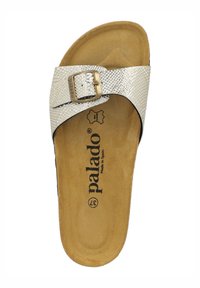Sandalo argentato testurizzato con una sola cinghia e una fibbia metallica. Soletta imbottita in marrone chiaro con dettaglio di branding nero. Made in Spain.
