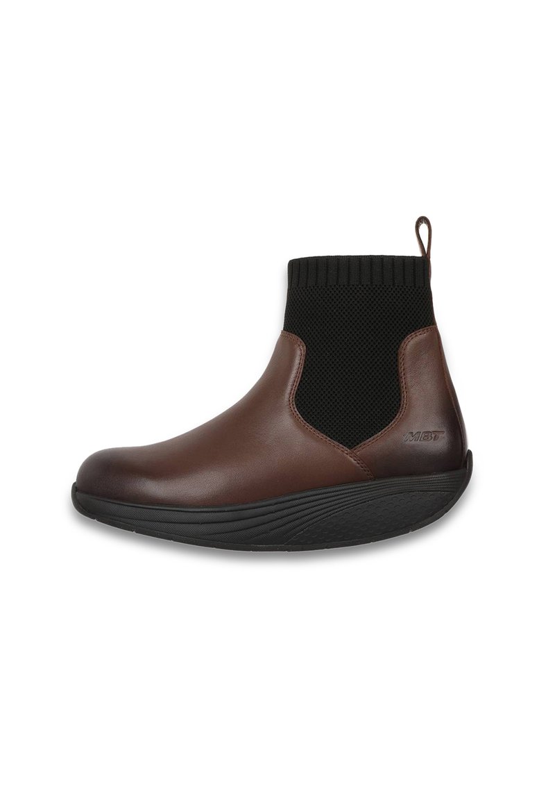 Bottine en cuir marron avec un empiècement en tricot noir, bout rond et semelle noire texturée. Dotée d'une languette à l'arrière pour un enfilage facile.
