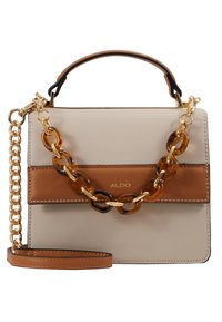 Bolso estructurado en cuero beige claro y marrón, con una cadena gruesa de carey y accesorios en tono dorado, correa de hombro desmontable.