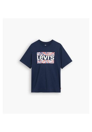 T-shirt bleu marine à manches courtes avec un motif tie-dye rectangulaire rouge, blanc et bleu et logo blanc Levi's sur la poitrine.