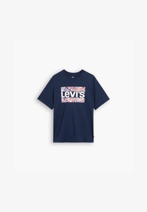 Granatowy t-shirt z krótkim rękawem z prostokątnym wzorem tie-dye w kolorach czerwonym, białym i niebieskim oraz białym logo Levi's na piersi.