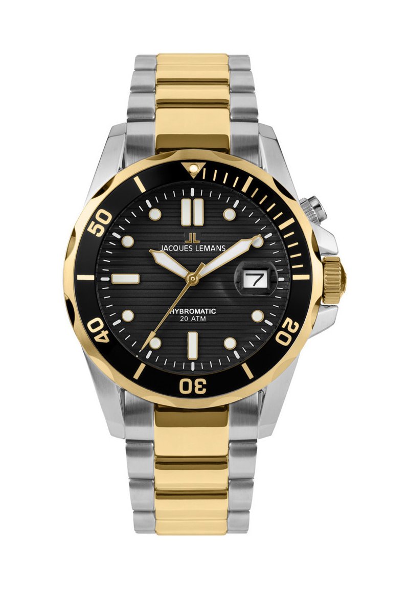 Reloj Jacques Lemans con un dial negro texturizado, pulsera de acero inoxidable en oro y plata, marcadores luminosos y display de fecha a las 3 en punto.