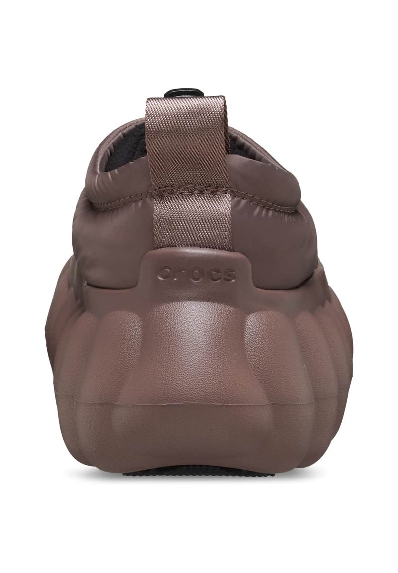 Brązowe Crocs z wyściółką u góry oraz teksturowaną, zaokrągloną podeszwą. Zawierają pętelkę na pięcie, co ułatwia zakładanie.