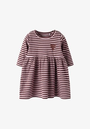 Bērnu kleita ar rozā un brūnām horizontālām svītrām, garām piedurknēm, savāktu jostas daļu un mazu brūnu sirdi uz krūtīm.