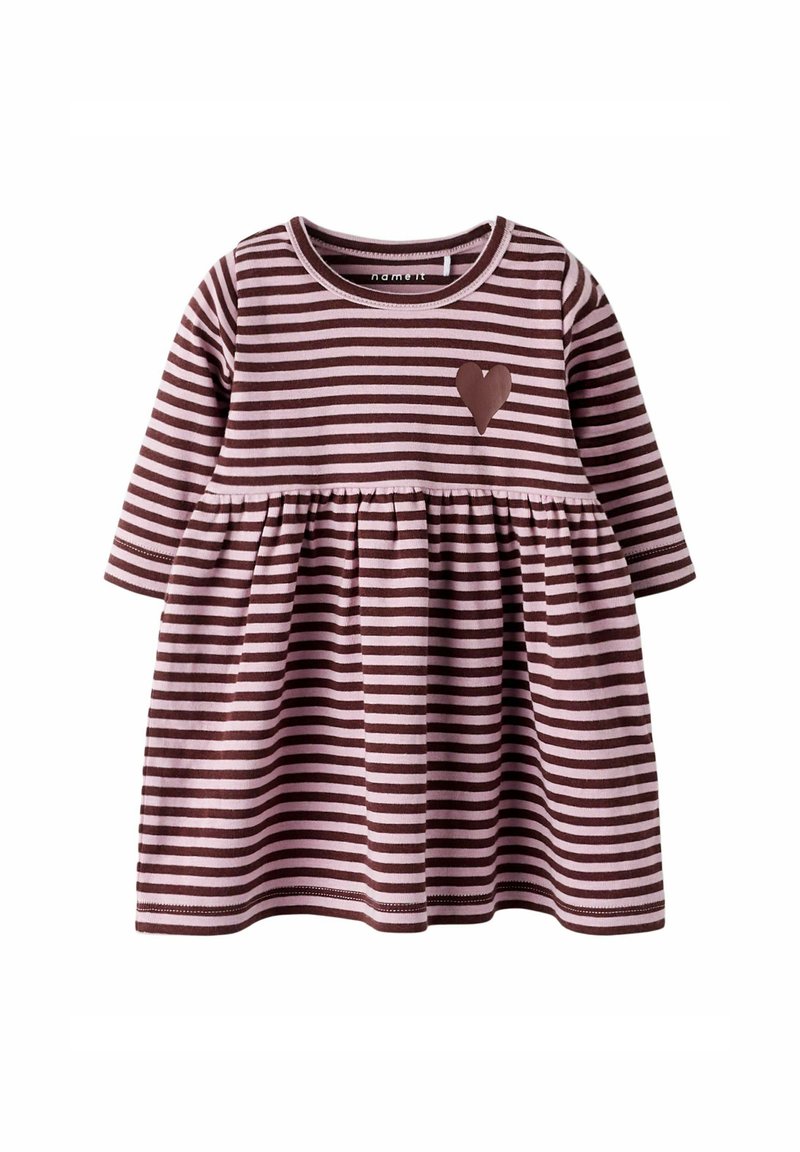 Robe pour enfant en bas âge avec des rayures horizontales roses et brunes, manches longues, taille froncée et un petit cœur brun sur la poitrine.